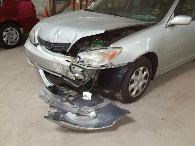 JTDBE32K630142383 - 2003 TOYOTA CAMRY LE ვერცხლისფერი ფოტო 9
