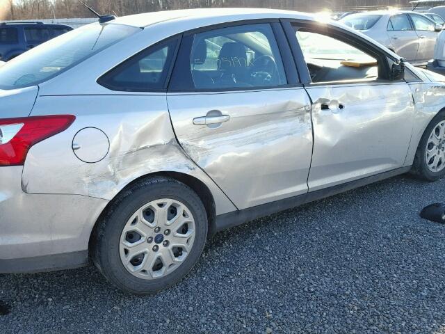 1FAHP3F29CL196246 - 2012 FORD FOCUS SE SILVER photo 9