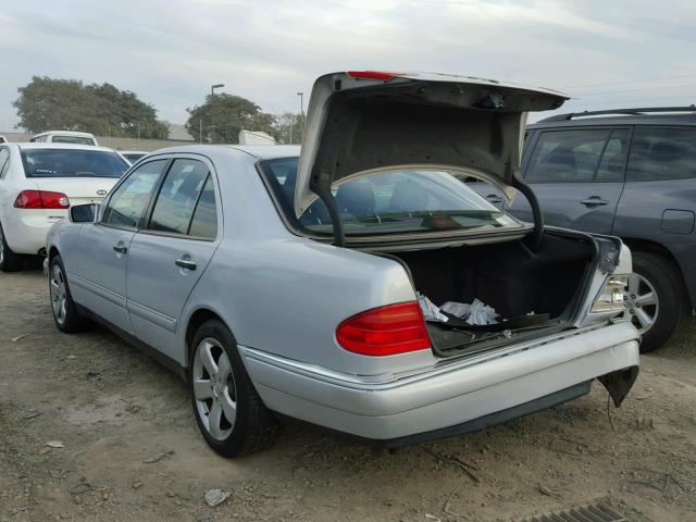 WDBJF55F6VA369751 - 1997 MERCEDES-BENZ E 320 SILVER photo 3