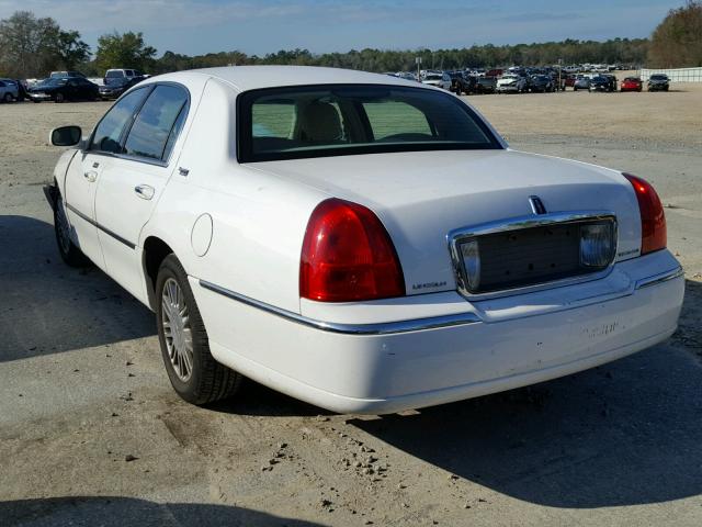 2LNHM82V88X643235 - 2008 LINCOLN TOWN CAR S WHITE photo 3