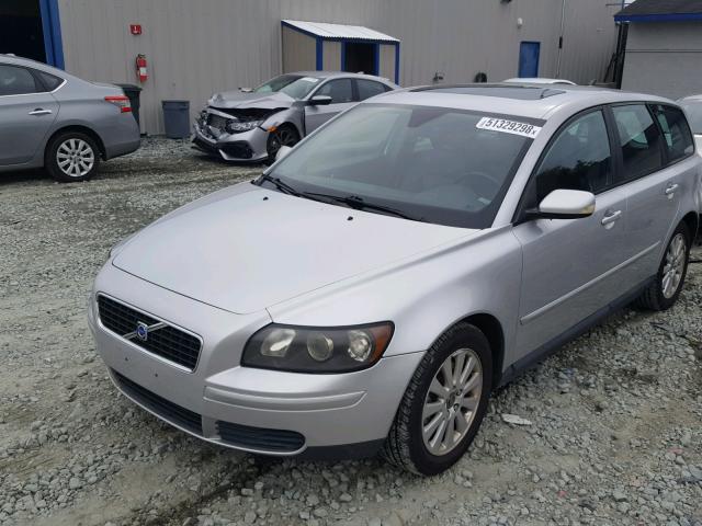 YV1MW382352057080 - 2005 VOLVO V50 2.4I SILVER photo 2