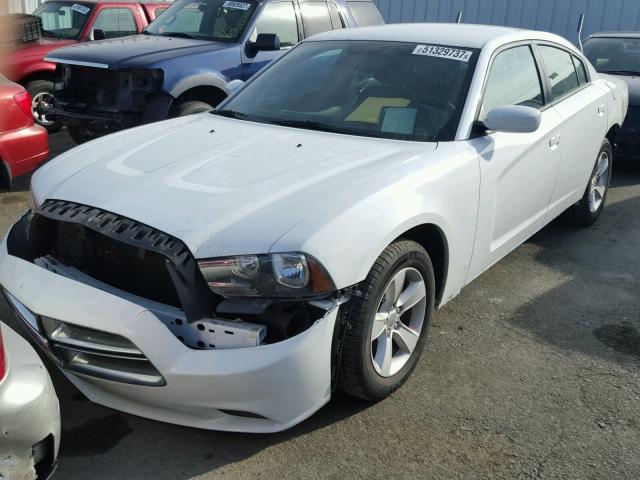 2C3CDXBG0EH354158 - 2014 DODGE CHARGER SE WHITE photo 2