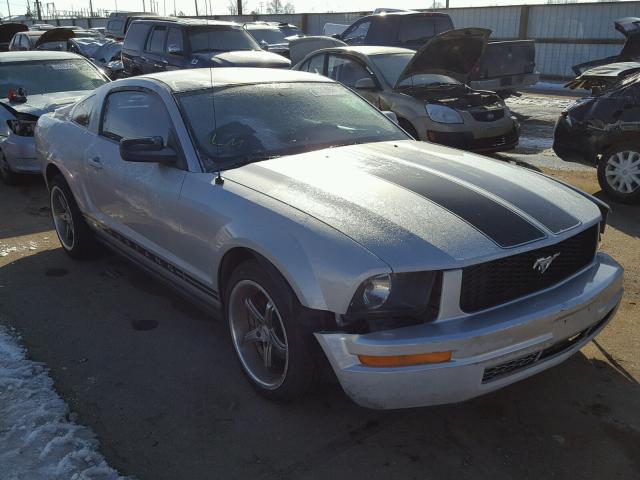 1ZVFT80N555171023 - 2005 FORD MUSTANG SILVER photo 1