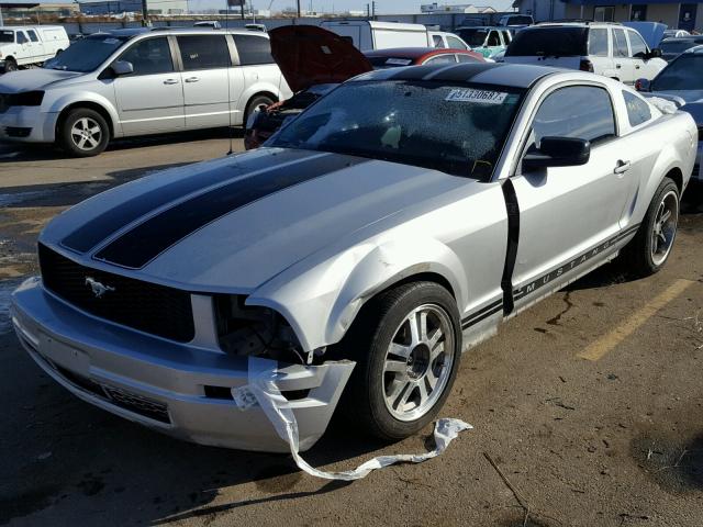 1ZVFT80N555171023 - 2005 FORD MUSTANG SILVER photo 2