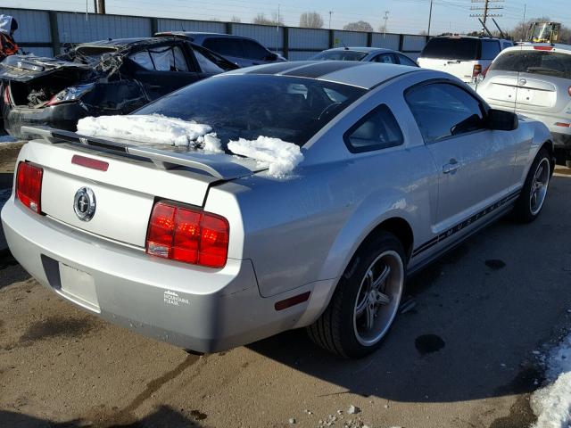 1ZVFT80N555171023 - 2005 FORD MUSTANG SILVER photo 4