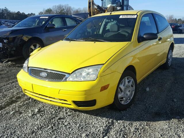 3FAFP31N85R142627 - 2005 FORD FOCUS ZX3 YELLOW photo 2