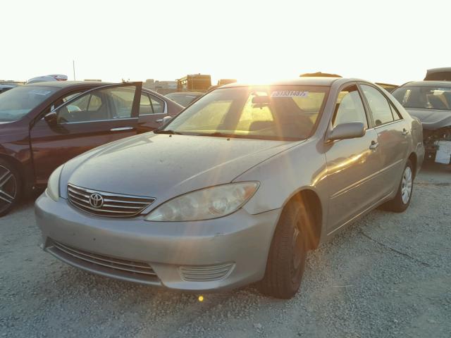 4T1BE32K35U979552 - 2005 TOYOTA CAMRY LE GRAY photo 2