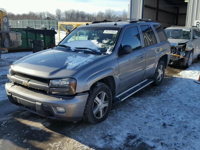 1GNDT13SX52287331 - 2005 CHEVROLET TRAILBLAZE GRAY photo 2