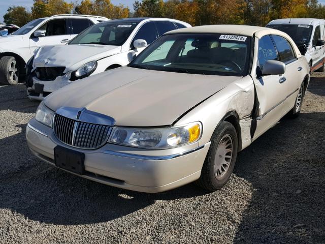 1LNHM83WX1Y651219 - 2001 LINCOLN TOWN CAR C CREAM photo 2