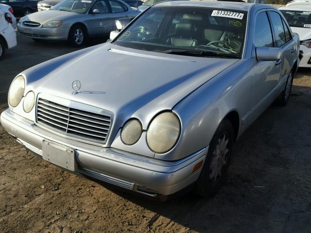 WDBJF65F8WA612354 - 1998 MERCEDES-BENZ E 320 SILVER photo 2