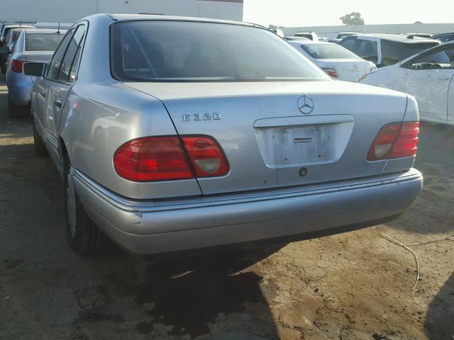 WDBJF65F8WA612354 - 1998 MERCEDES-BENZ E 320 SILVER photo 3