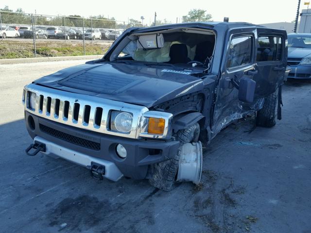 5GTEN13E898125968 - 2009 HUMMER H3 GRAY photo 2