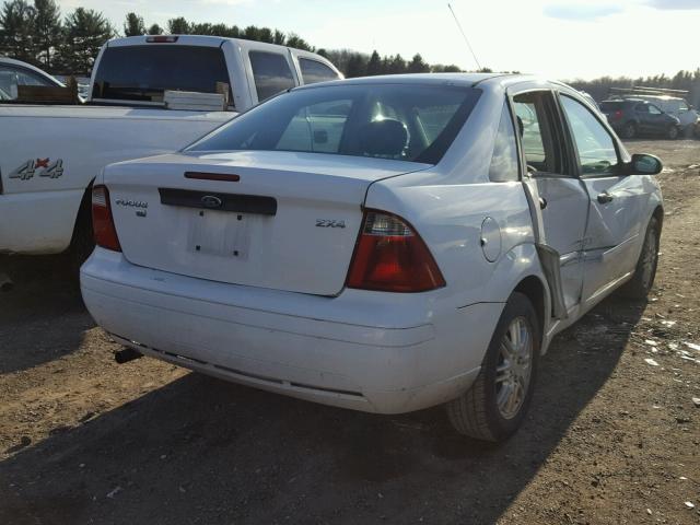 1FAFP34N05W190700 - 2005 FORD FOCUS ZX4 WHITE photo 4