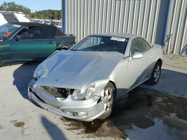 WDBKK65FX1F215241 - 2001 MERCEDES-BENZ SLK 320 SILVER photo 2