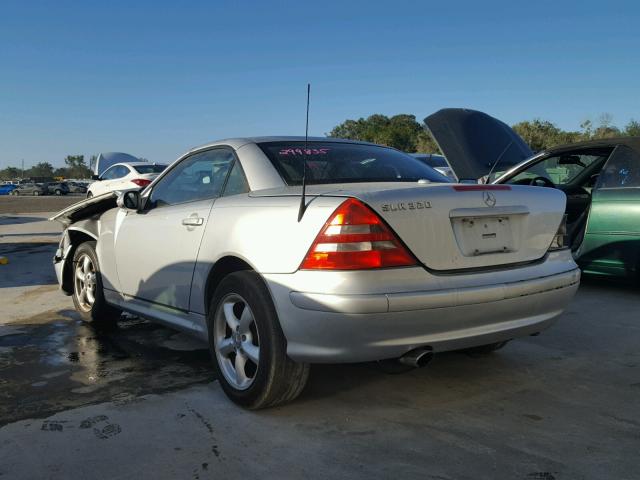 WDBKK65FX1F215241 - 2001 MERCEDES-BENZ SLK 320 SILVER photo 3