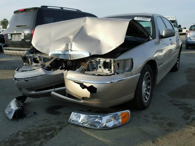 1LNHM82W62Y666044 - 2002 LINCOLN TOWN CAR S TAN photo 2