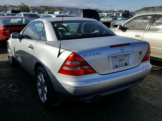 WDBKK47F6WF049857 - 1998 MERCEDES-BENZ SLK 230 KO SILVER photo 3