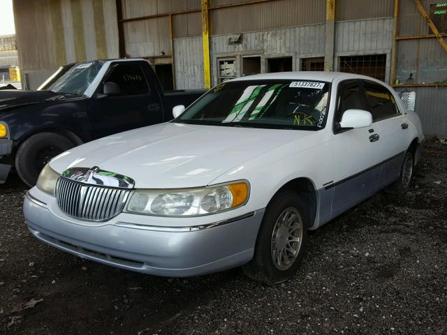 1LNHM82W32Y666972 - 2002 LINCOLN TOWN CAR S WHITE photo 2