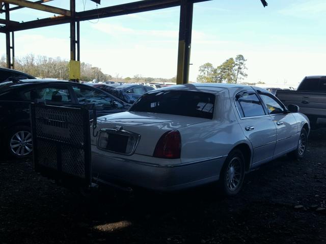 1LNHM82W32Y666972 - 2002 LINCOLN TOWN CAR S WHITE photo 4