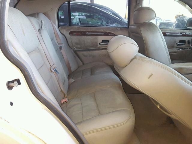 1LNHM82W32Y666972 - 2002 LINCOLN TOWN CAR S WHITE photo 6