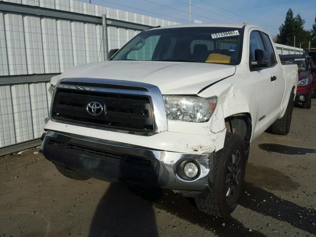 5TFUM5F12CX035623 - 2012 TOYOTA TUNDRA DOU WHITE photo 2