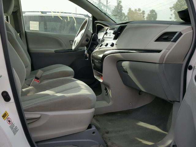 5TDKA3DC8BS008987 - 2011 TOYOTA SIENNA BAS WHITE photo 5