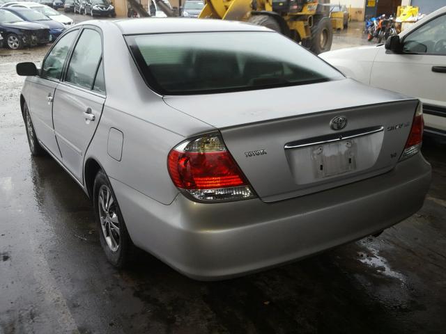 4T1BF32K25U097172 - 2005 TOYOTA CAMRY LE ვერცხლისფერი ფოტო 3