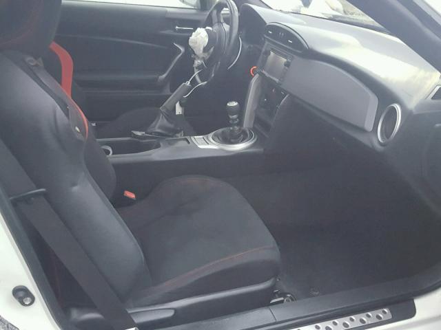 JF1ZNAA10F9701282 - 2015 TOYOTA SCION FR-S თეთრი ფოტო 5