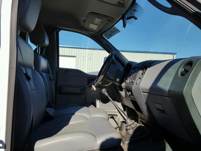 1FTRF12295NB64898 - 2005 FORD F150 WHITE photo 5