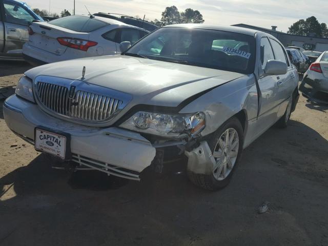 1LNHM82V07Y620711 - 2007 LINCOLN TOWN CAR S WHITE photo 2