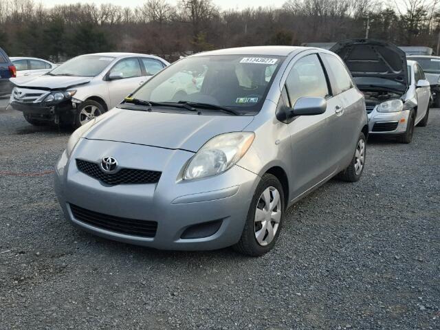 JTDJT4K30A5288875 - 2010 TOYOTA YARIS GRAY photo 2