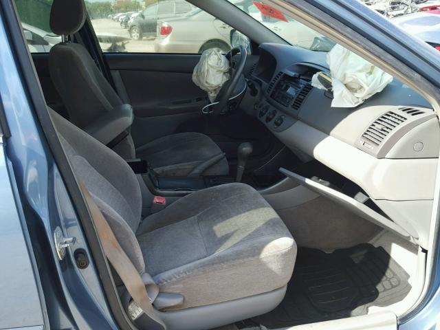 JTDBE32K440273068 - 2004 TOYOTA CAMRY LE ლურჯი ფოტო 5