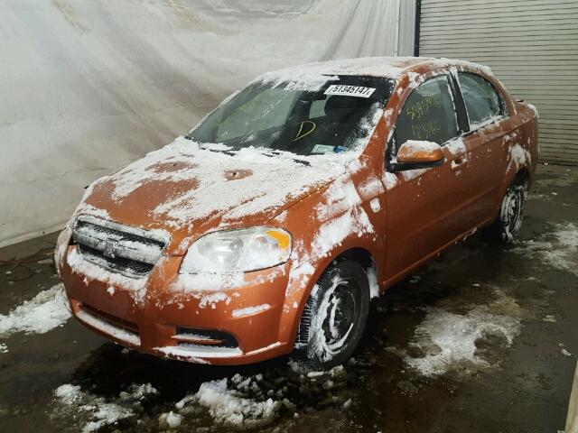 KL1TD56668B050709 - 2008 CHEVROLET AVEO BASE ORANGE photo 2