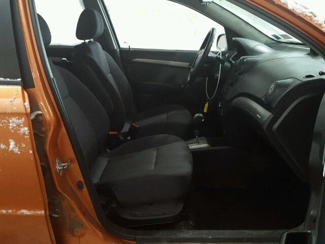 KL1TD56668B050709 - 2008 CHEVROLET AVEO BASE ORANGE photo 5