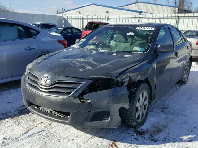 4T1BF3EK1BU731269 - 2011 TOYOTA CAMRY BASE GRAY photo 2