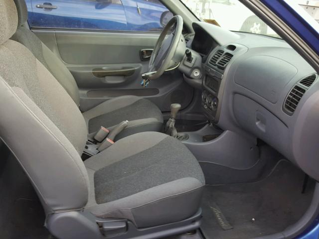 KMHCF35G01U082076 - 2001 HYUNDAI ACCENT L BLUE photo 5