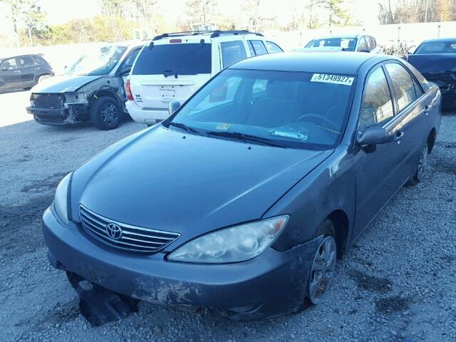 4T1BF30K15U594247 - 2005 TOYOTA CAMRY LE GRAY photo 2