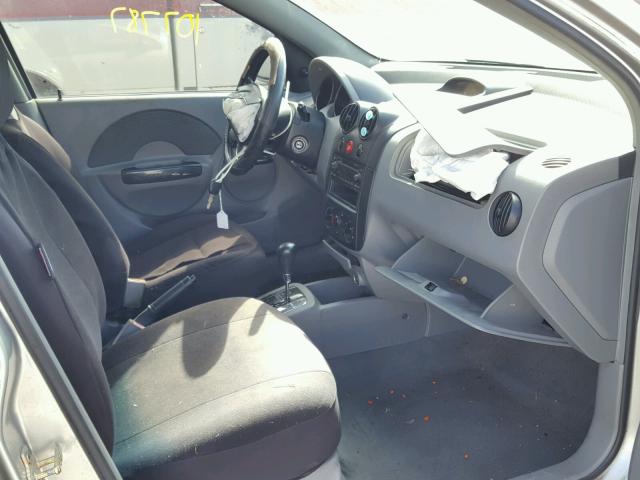 KL1TJ52694B263517 - 2004 CHEVROLET AVEO LS SILVER photo 5