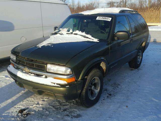 1GNCS18W1YK238484 - 2000 CHEVROLET BLAZER GREEN photo 2