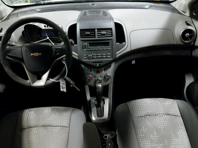 1G1JA5SH1F4197756 - 2015 CHEVROLET SONIC LS Սպիտակ լուսանկար 9