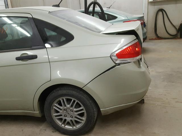 1FAHP3FN4AW293389 - 2010 FORD FOCUS SE GREEN photo 9