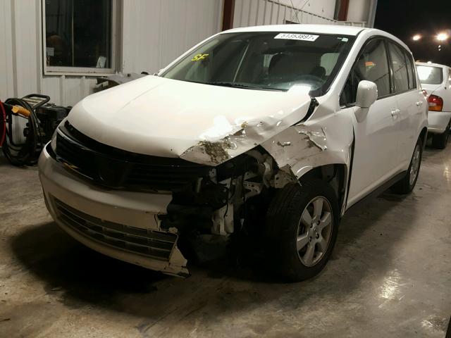 3N1BC13E59L420093 - 2009 NISSAN VERSA S WHITE photo 2