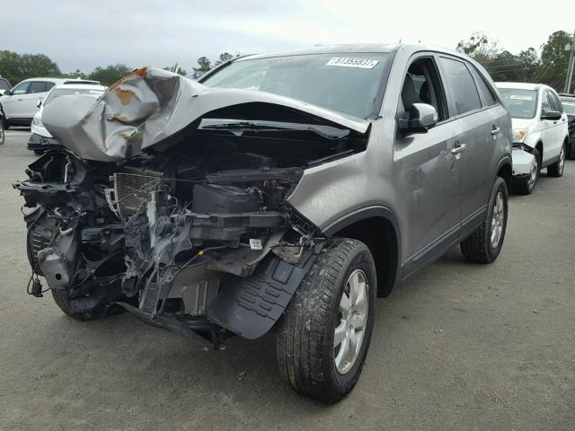 5XYKT3A14BG013467 - 2011 KIA SORENTO BA GRAY photo 2