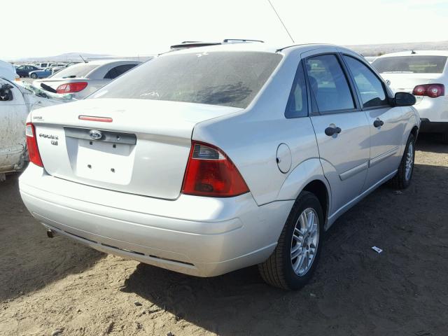 1FAFP34N77W305490 - 2007 FORD FOCUS ZX4 SILVER photo 4