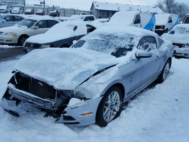 1ZVBP8AM3E5281027 - 2014 FORD MUSTANG SILVER photo 2