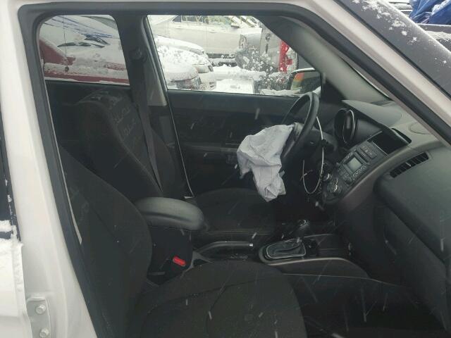 KNDJT2A67D7588020 - 2013 KIA SOUL + WHITE photo 5