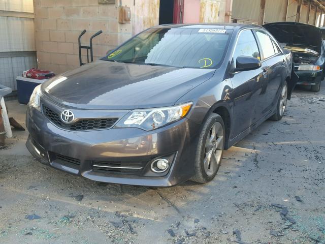 4T1BK1FK0DU533770 - 2013 TOYOTA CAMRY SE CHARCOAL photo 2