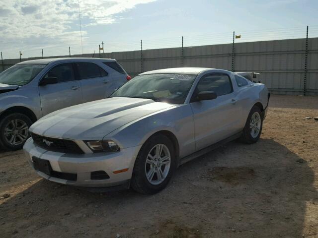 1ZVBP8AM9C5288383 - 2012 FORD MUSTANG SILVER photo 2