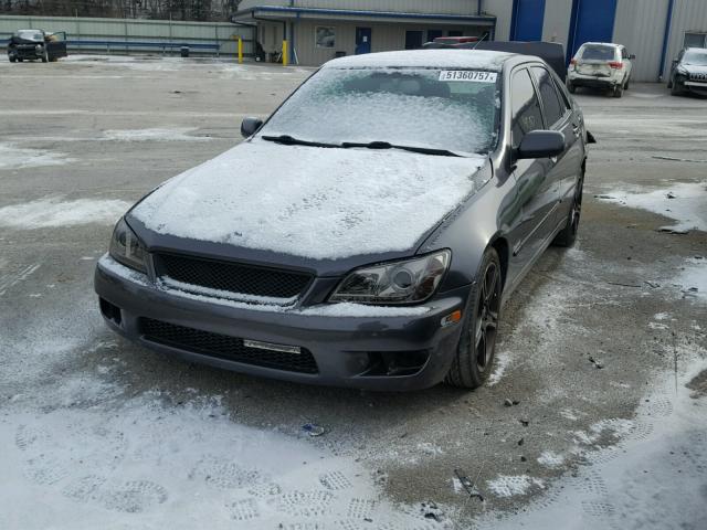 JTHBD192820049858 - 2002 LEXUS IS 300 GRAY photo 2