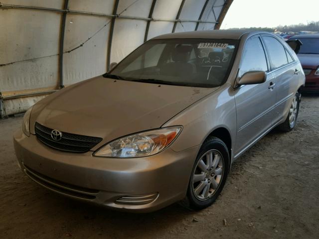 JTDBE30K220046364 - 2002 TOYOTA CAMRY LE GOLD photo 2